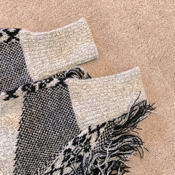 Yaira Sweater Poncho Womens Small Medium Black Oatmeal Fringe Dark Academia - Picture 8 of 10